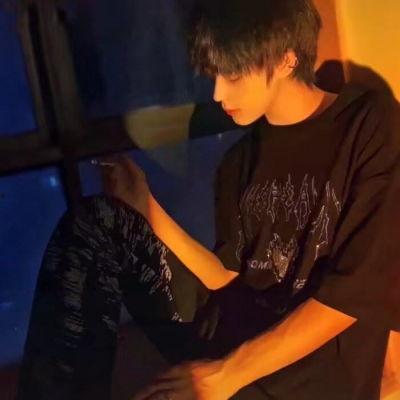 娱乐吃瓜头像男真人版,揭秘网络红人的真实面貌 第3张 娱乐吃瓜头像男真人版,揭秘网络红人的真实面貌 第3张