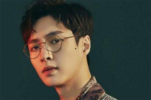 戴眼镜吃瓜娱乐圈博主,揭秘娱乐圈幕后真相  第3张
